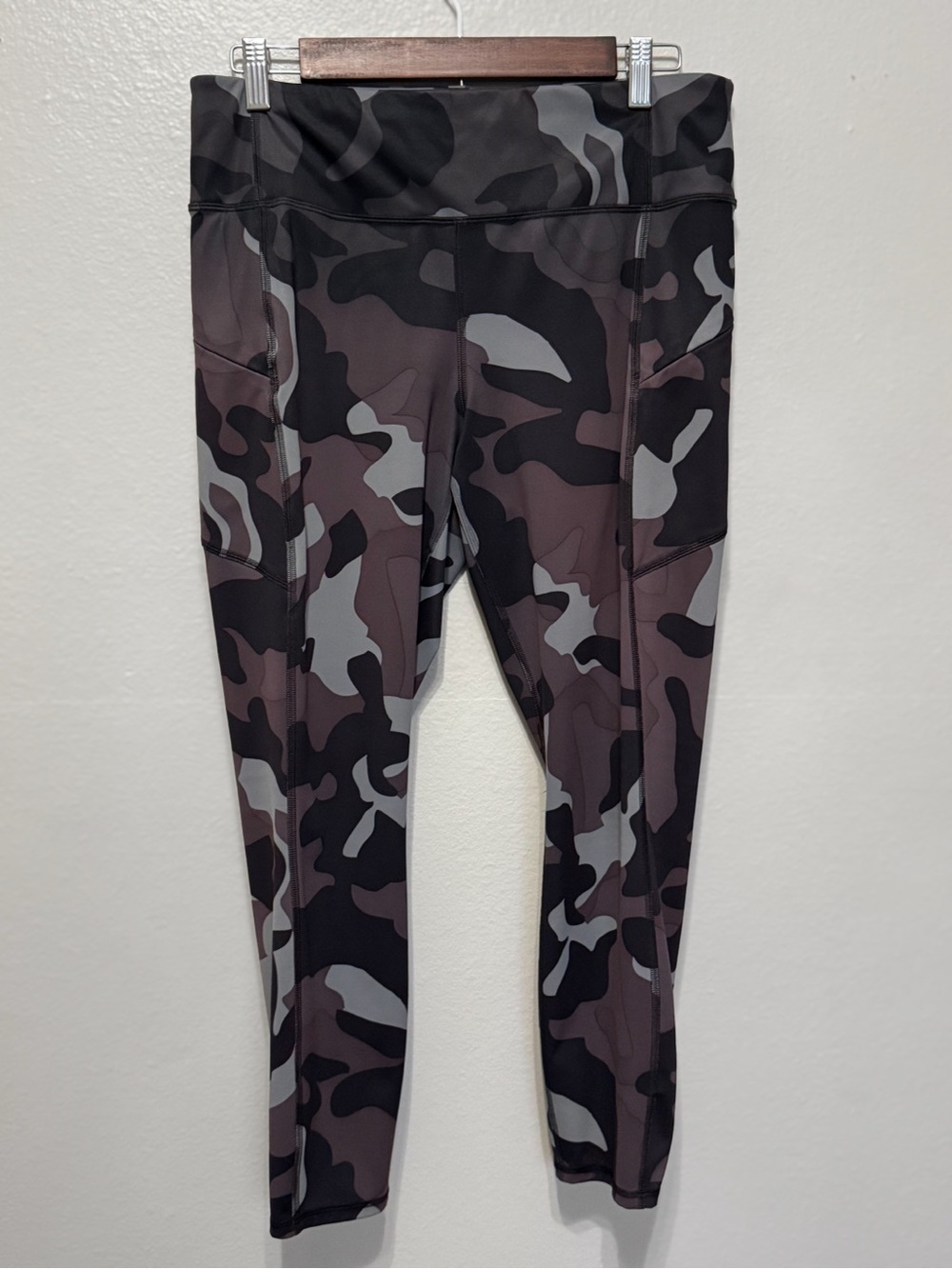 Athleta Ultimate Stash Pocket 7/8 Camo Size Large